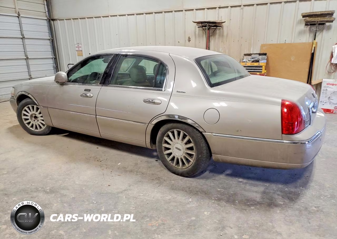 2003 Lincoln Town Car Signature VIN:1LNHM82W53Y628676 - 2