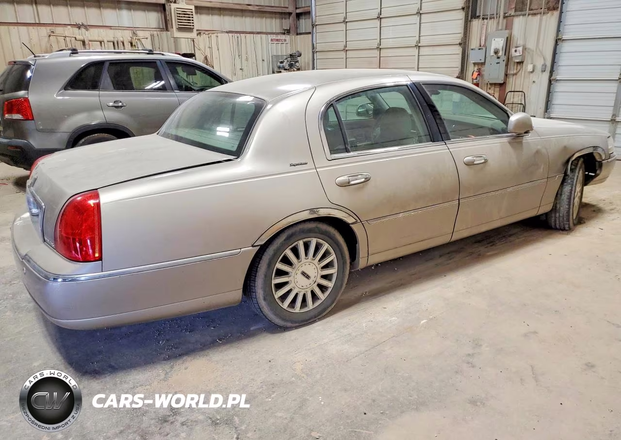2003 Lincoln Town Car Signature VIN:1LNHM82W53Y628676 - 3