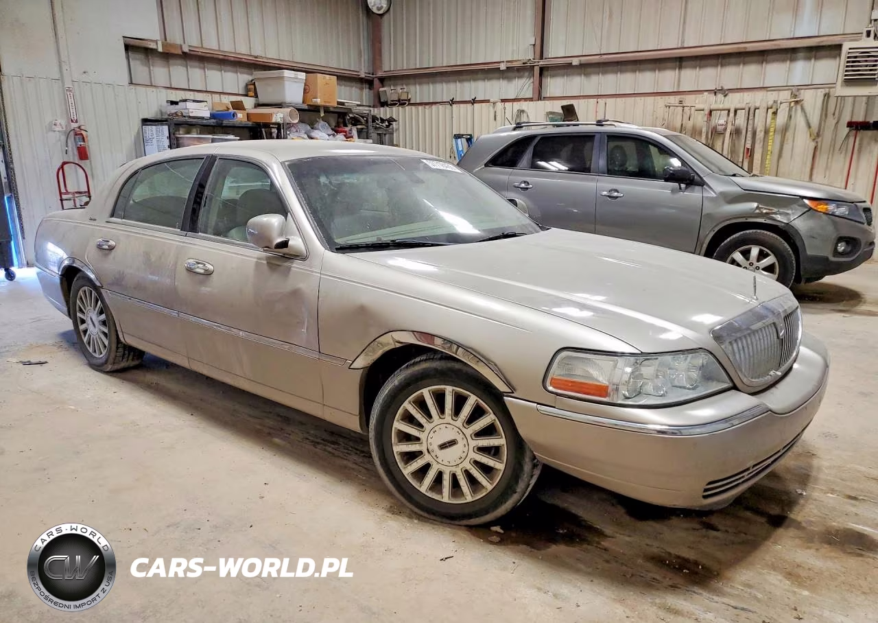 2003 Lincoln Town Car Signature VIN:1LNHM82W53Y628676 - 4