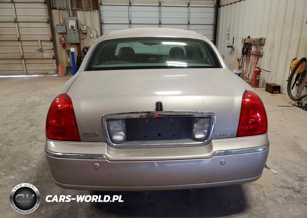 2003 Lincoln Town Car Signature VIN:1LNHM82W53Y628676 - 6