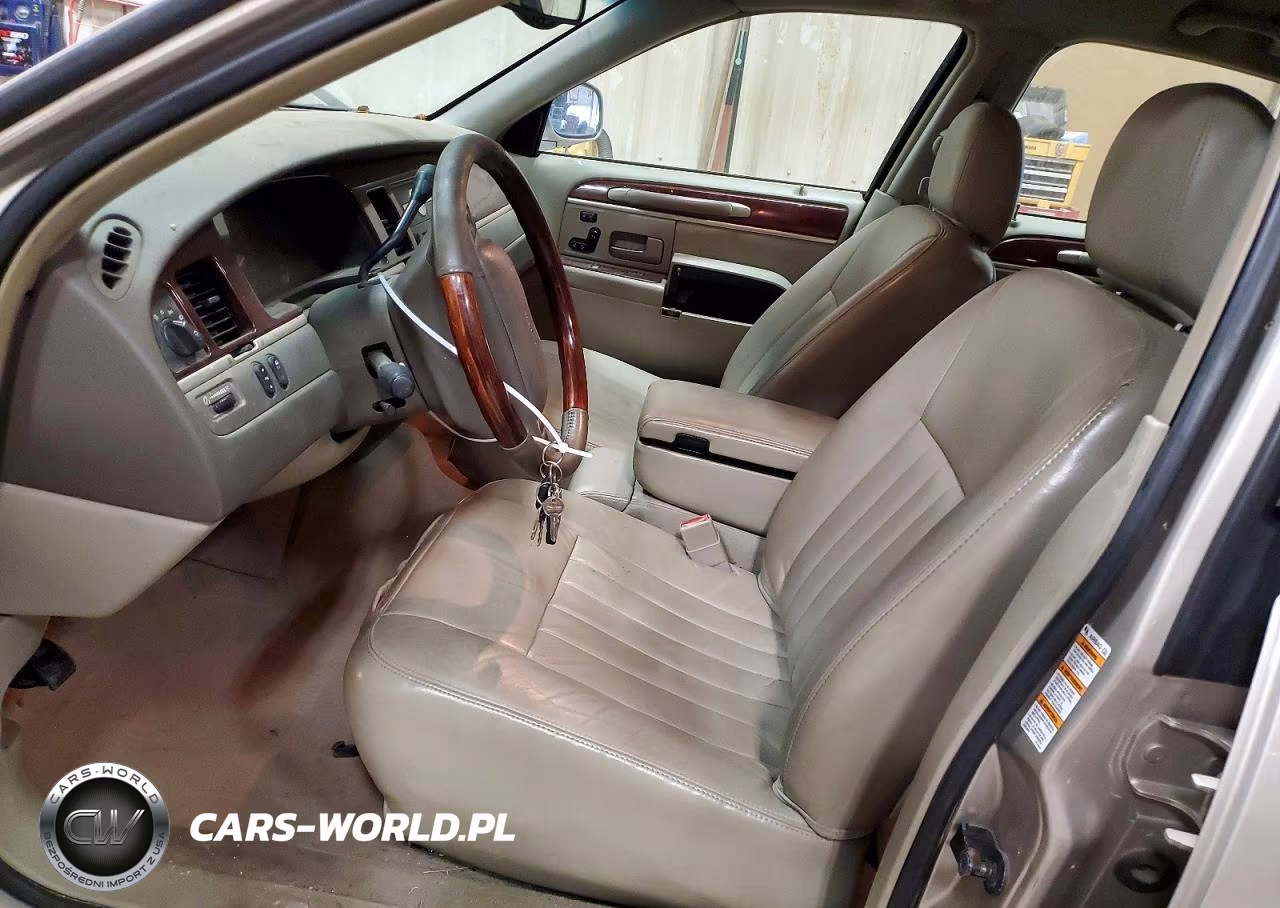 2003 Lincoln Town Car Signature VIN:1LNHM82W53Y628676 - 7