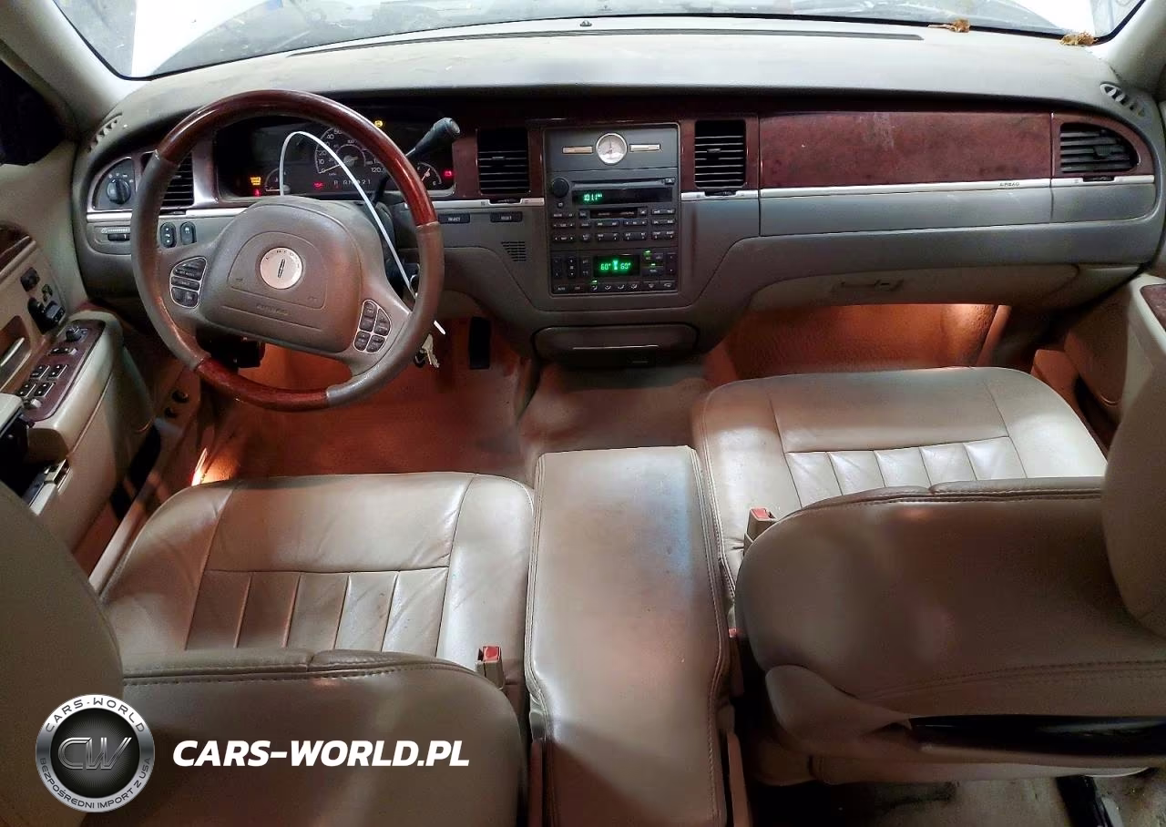 2003 Lincoln Town Car Signature VIN:1LNHM82W53Y628676 - 8