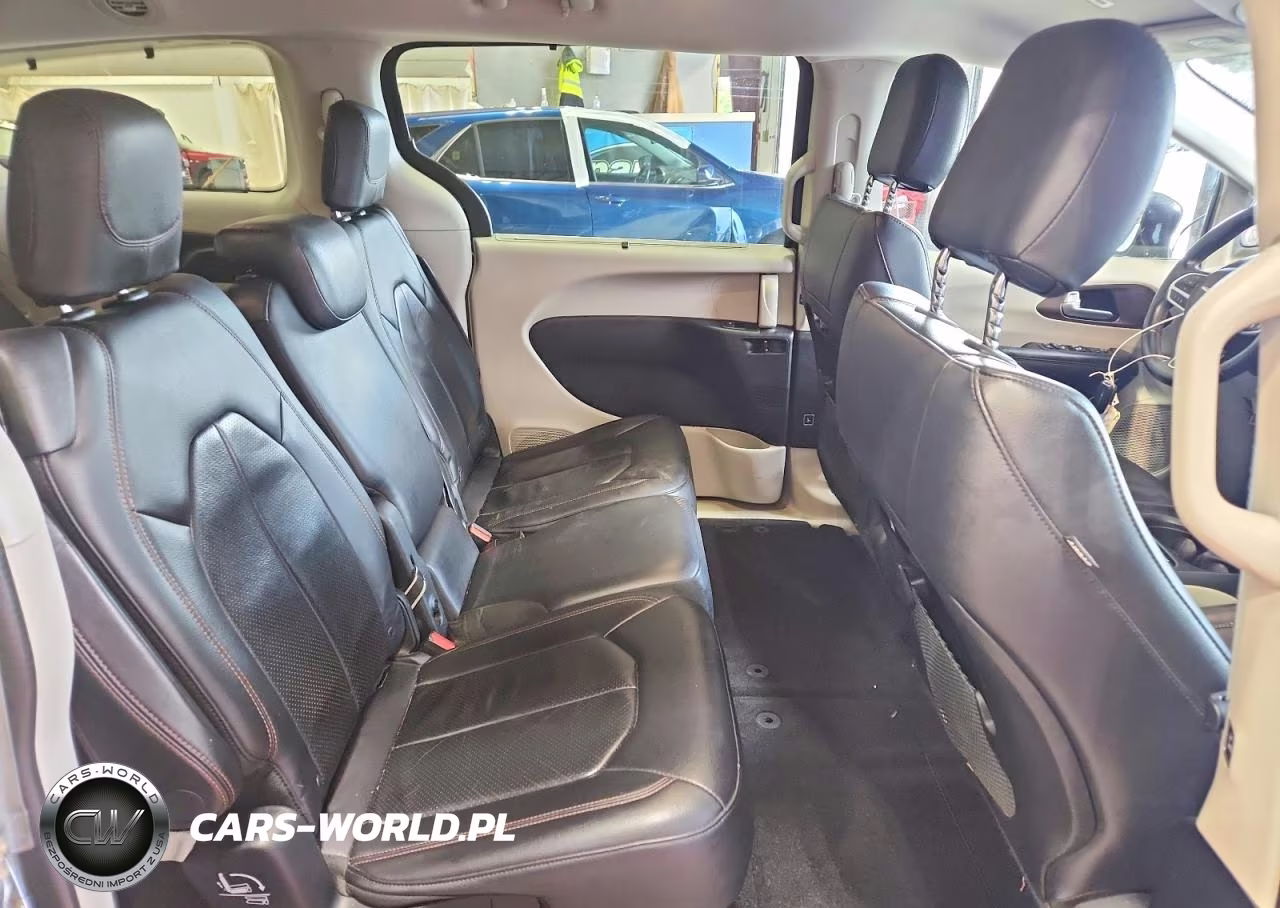 2018 Chrysler Pacifica Touring L VIN:2C4RC1BG9JR114424 - 11