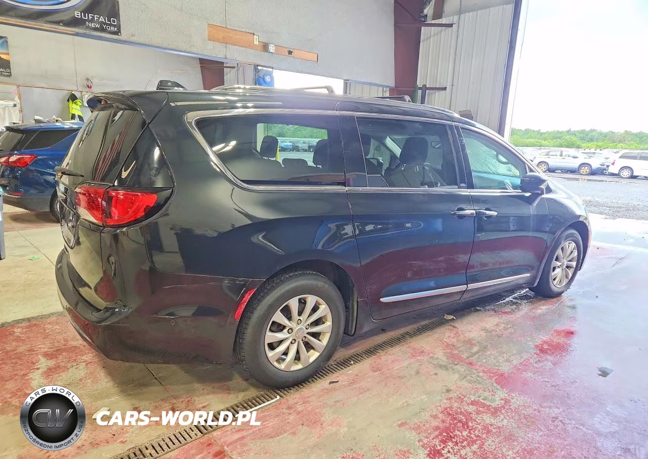 2018 Chrysler Pacifica Touring L VIN:2C4RC1BG9JR114424 - 3