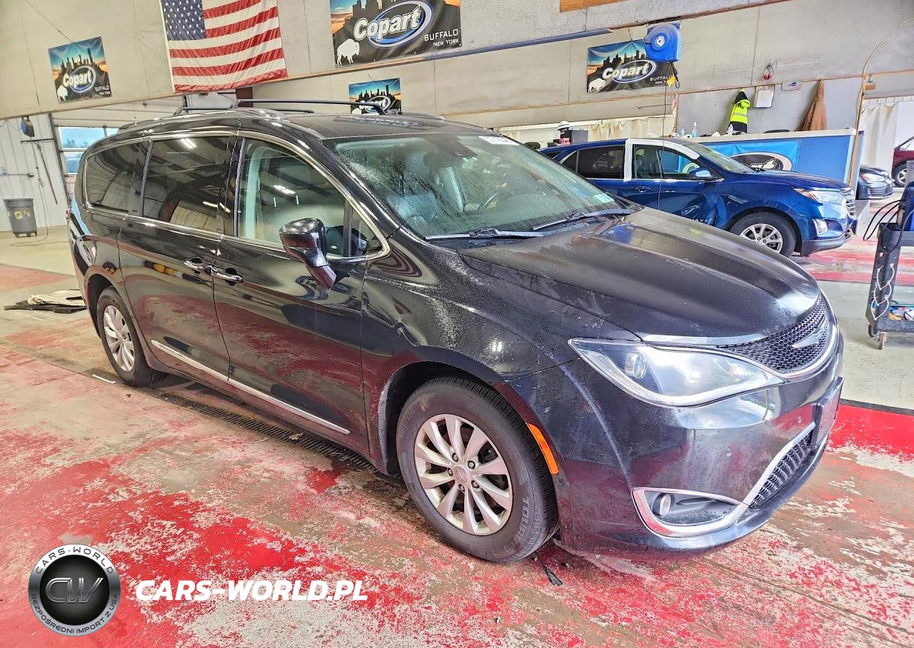 2018 Chrysler Pacifica Touring L VIN:2C4RC1BG9JR114424 - 4