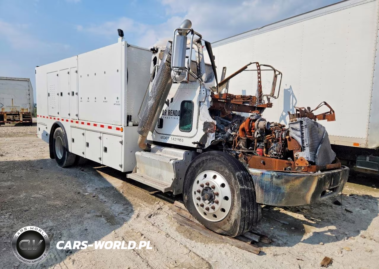 2015 Peterbilt 337 Fuel - Lube Truck – zdjęcie 1 z 10