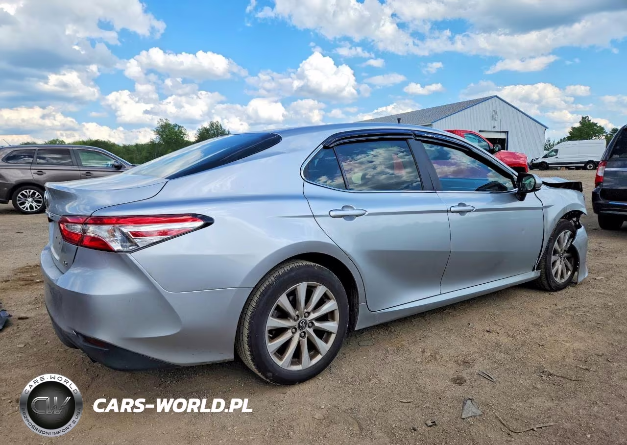 2018 Toyota Camry Le VIN:4T1B11HK2JU029958 - 3