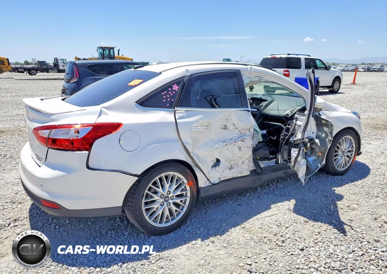 2013 Ford Focus Titanium VIN:1FADP3J23DL144862 - 3