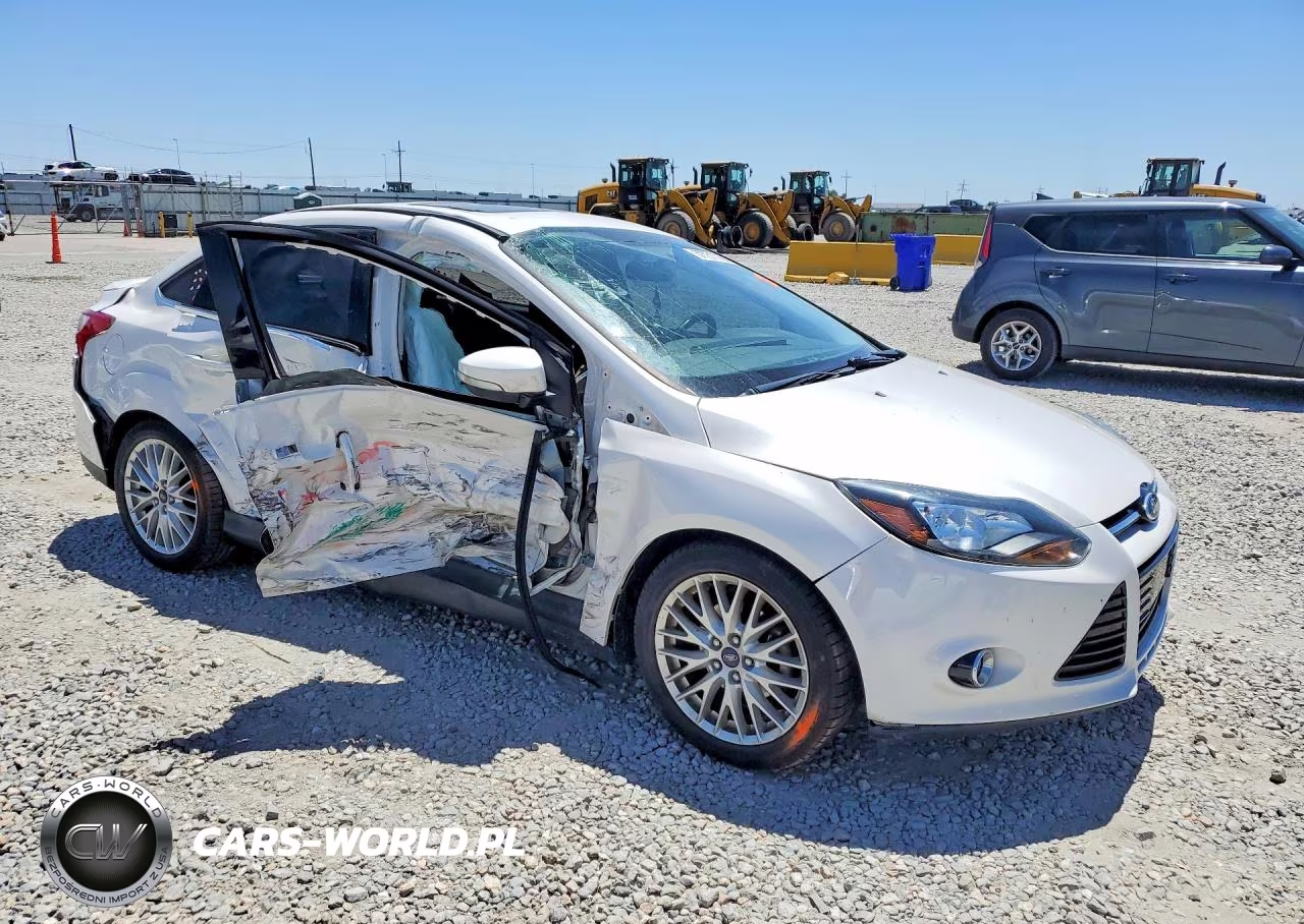 2013 Ford Focus Titanium VIN:1FADP3J23DL144862 - 4