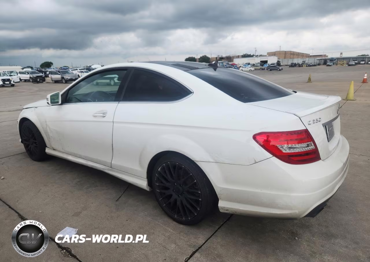2015 Mercedes-Benz C Class C300 4D Spor VIN:WDDGJ4HB7FG368884 - 2