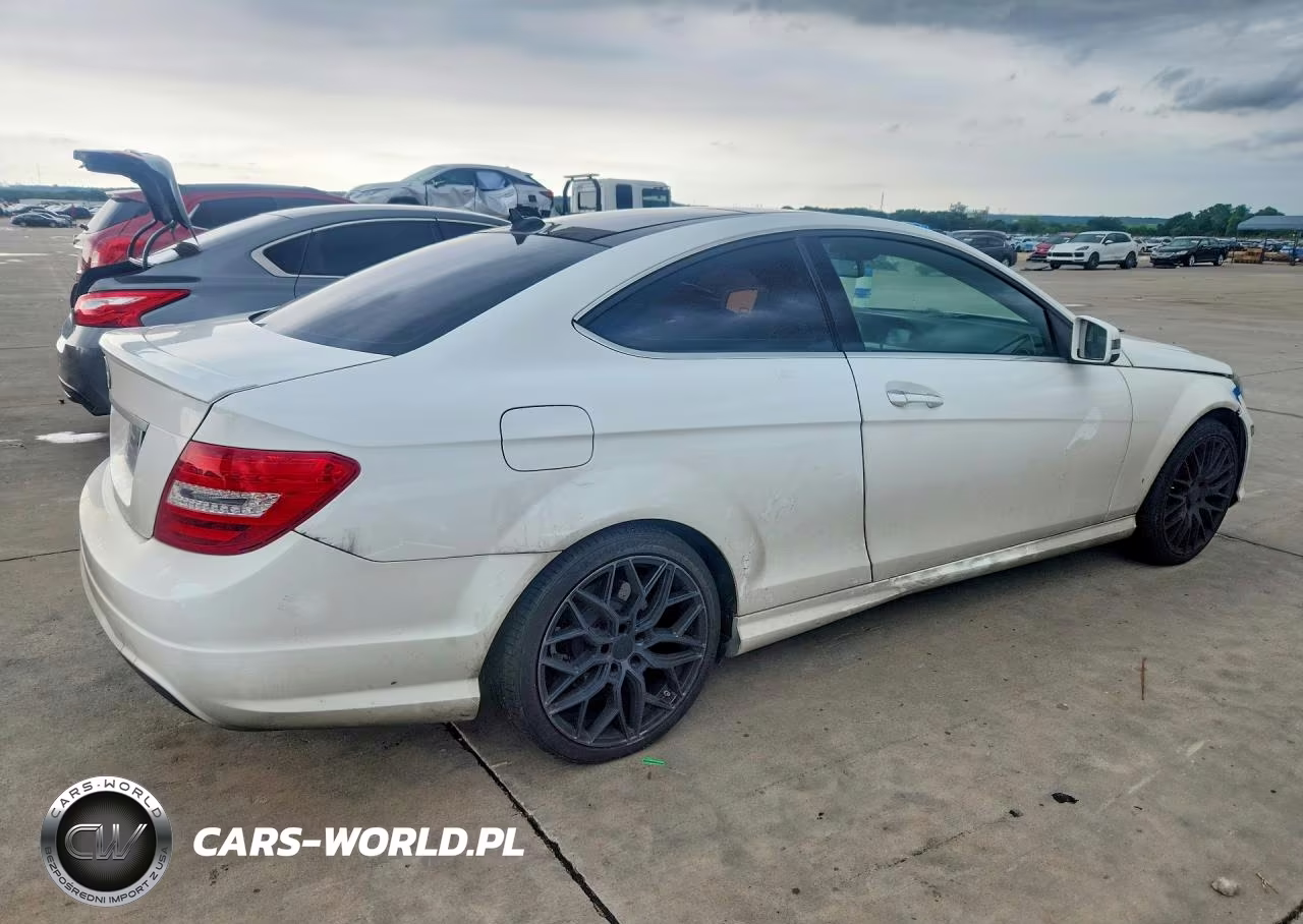 2015 Mercedes-Benz C Class C300 4D Spor VIN:WDDGJ4HB7FG368884 - 3