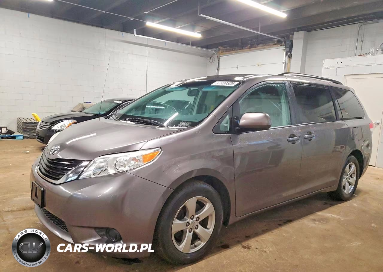 2013 Toyota Sienna Le – zdjęcie 1 z 13