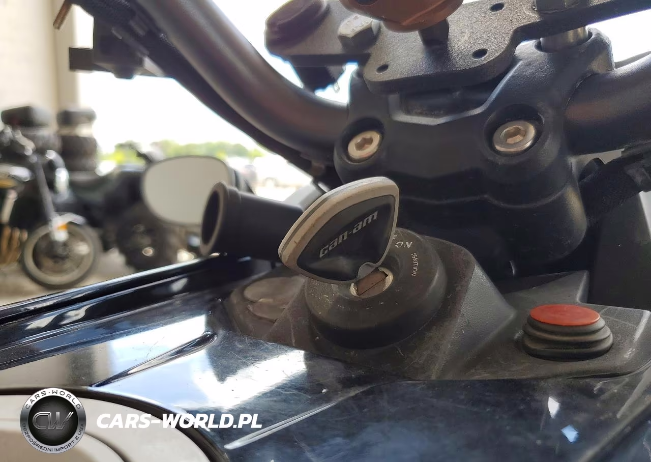 2016 Can-Am Spyder Roadster F3 VIN:2BXRDDD26GV000459 - 8