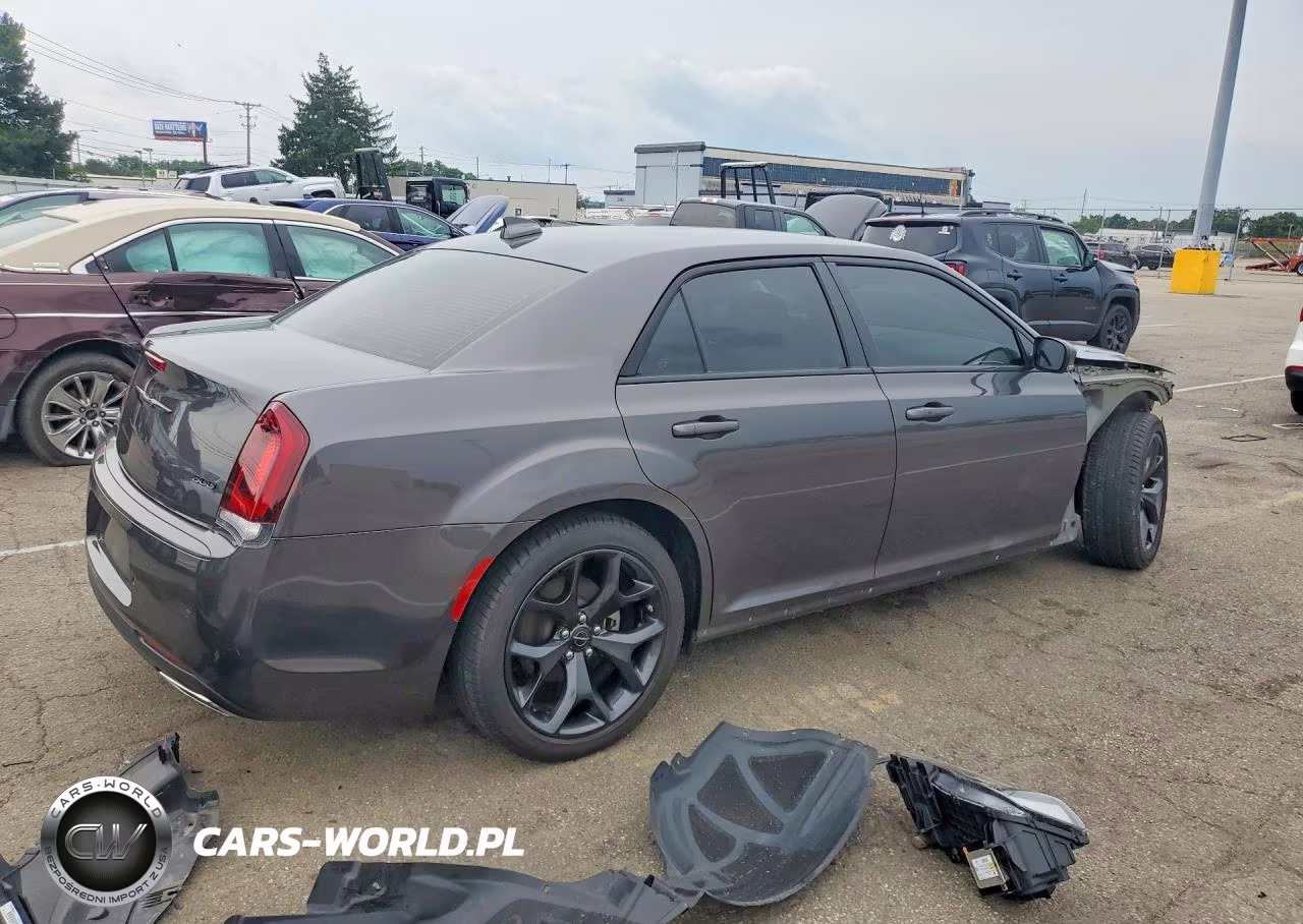 2023 Chrysler 300 Touring L VIN:2C3CCADG3PH647858 - 3