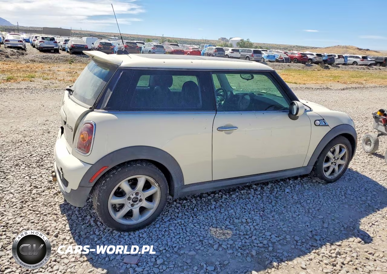 2009 Mini Cooper S VIN:WMWMF735X9TW85956 - 3