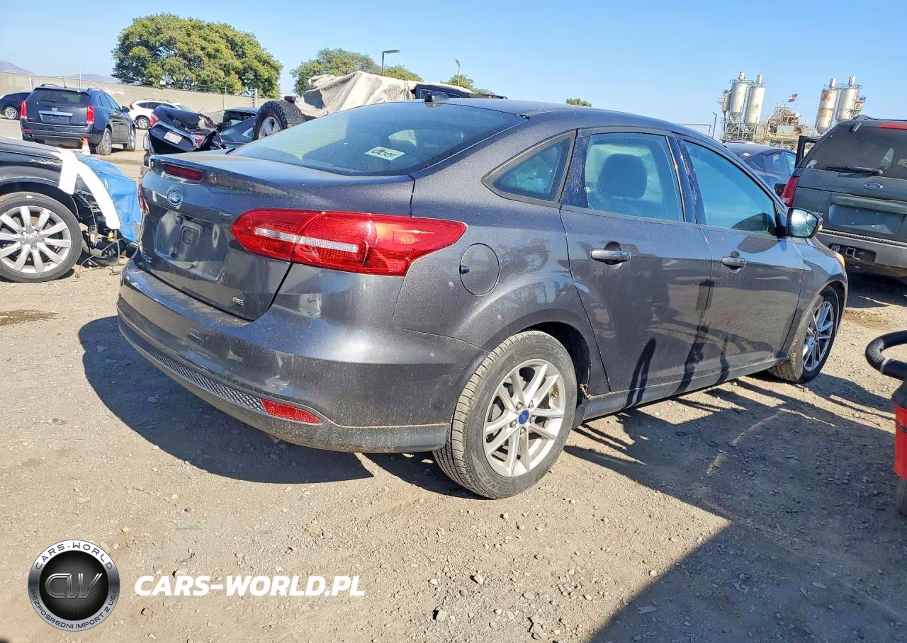 2015 Ford Focus Se VIN:1FADP3F25FL358103 - 3