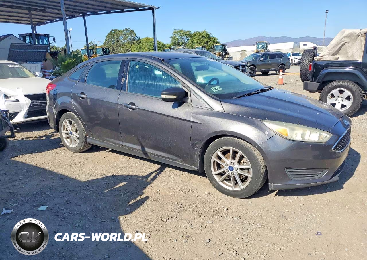 2015 Ford Focus Se VIN:1FADP3F25FL358103 - 4