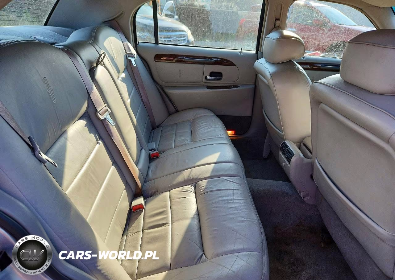 2002 Lincoln Town Car Executive VIN:1LNHM81W82Y661350 - 10