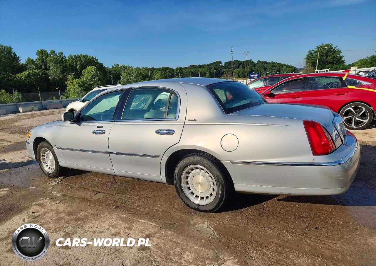 2002 Lincoln Town Car Executive VIN:1LNHM81W82Y661350 - 2