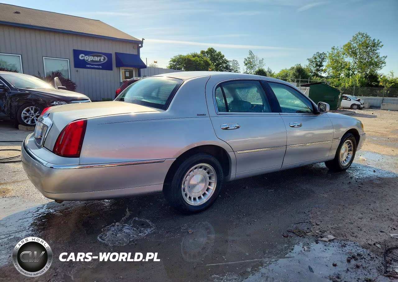 2002 Lincoln Town Car Executive VIN:1LNHM81W82Y661350 - 3