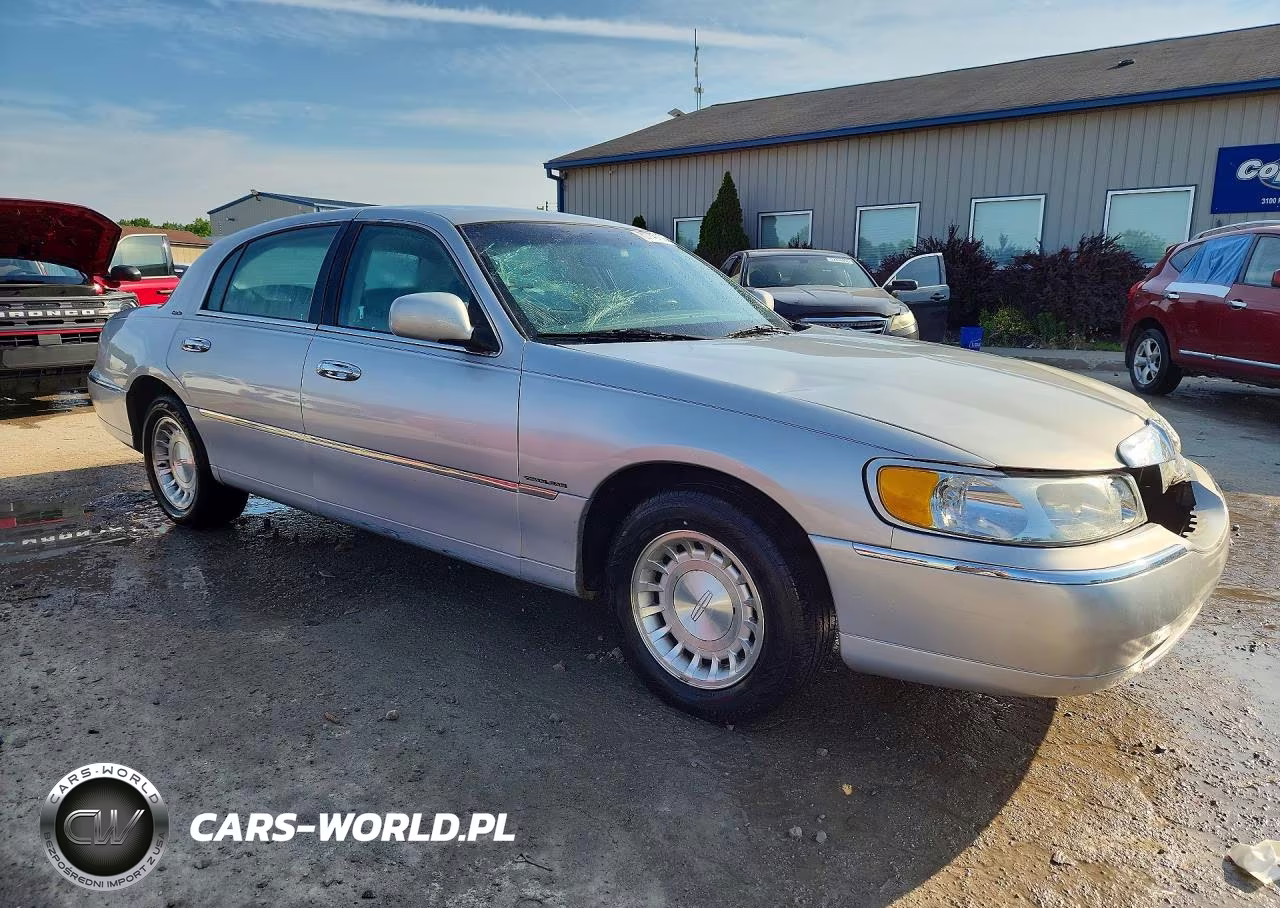 2002 Lincoln Town Car Executive VIN:1LNHM81W82Y661350 - 4