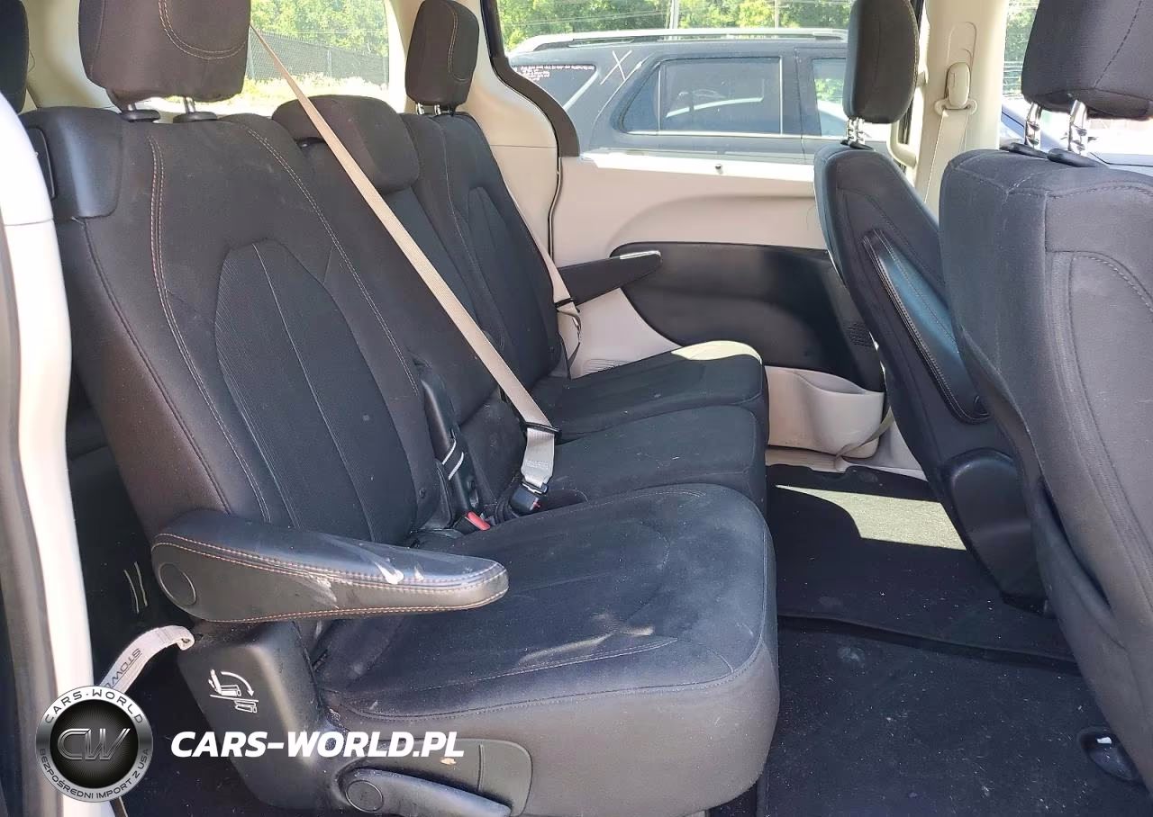 2018 Chrysler Pacifica Touring Plus VIN:2C4RC1FG9JR351750 - 11