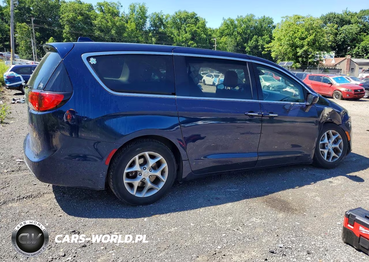 2018 Chrysler Pacifica Touring Plus VIN:2C4RC1FG9JR351750 - 3