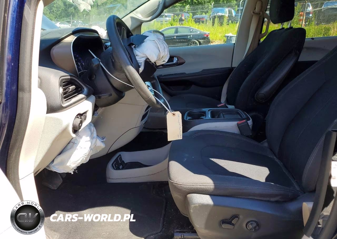 2018 Chrysler Pacifica Touring Plus VIN:2C4RC1FG9JR351750 - 7