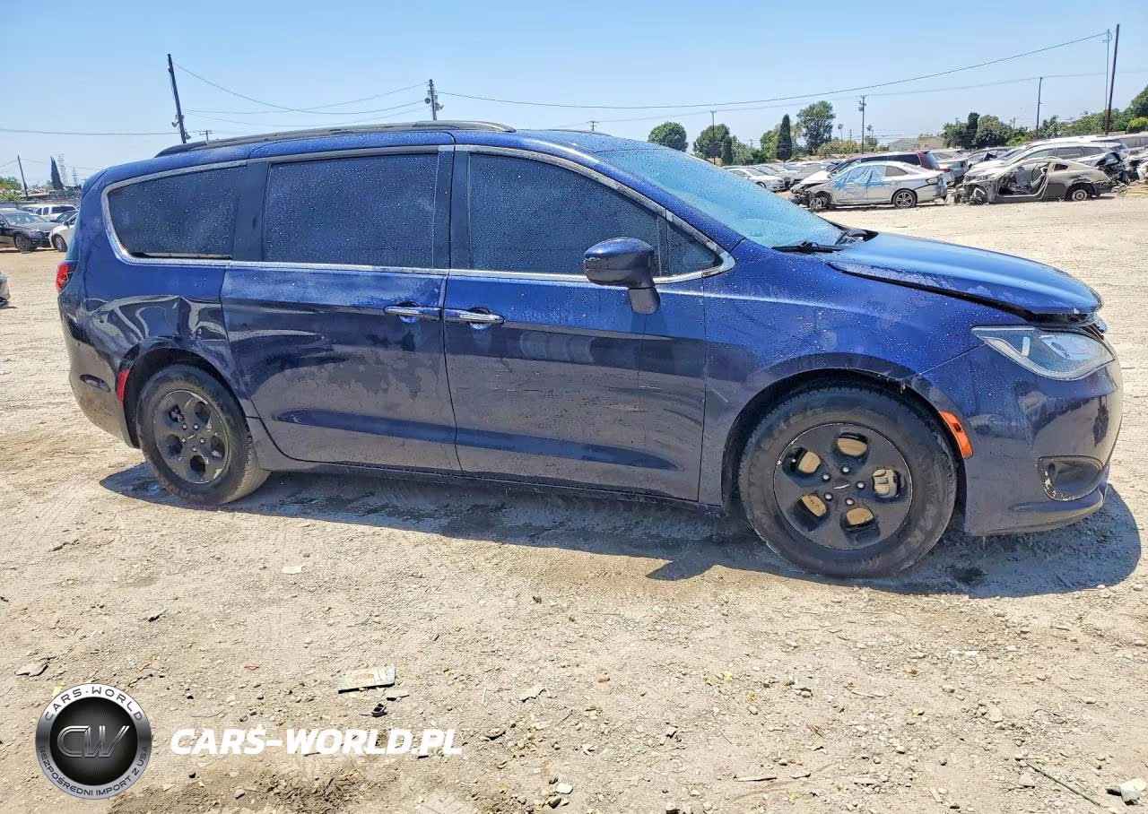 2017 Chrysler Pacifica Ehybrid Premium VIN:2C4RC1L75HR765106 - 4