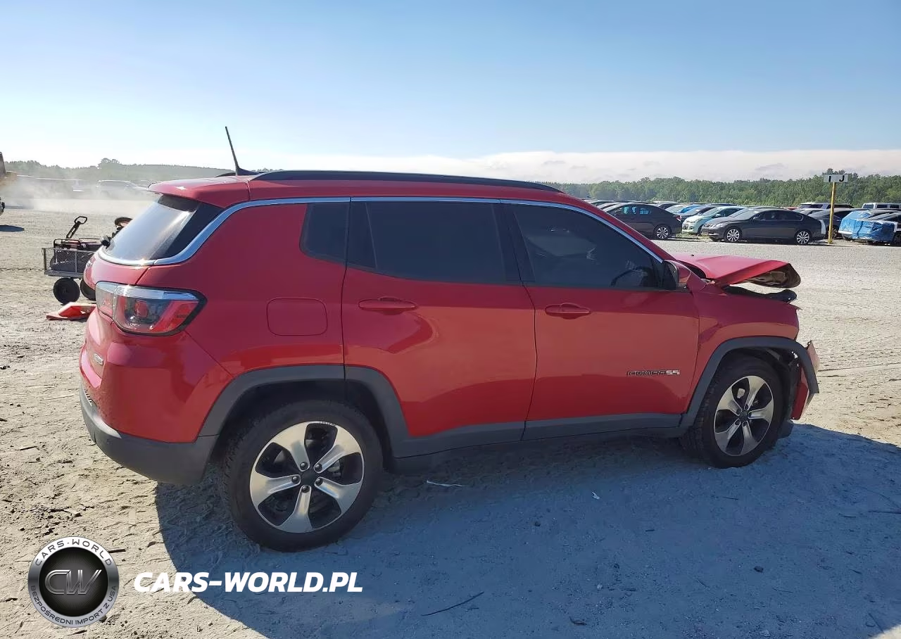 2018 Jeep Compass Latitude VIN:3C4NJCBB3JT124917 - 3