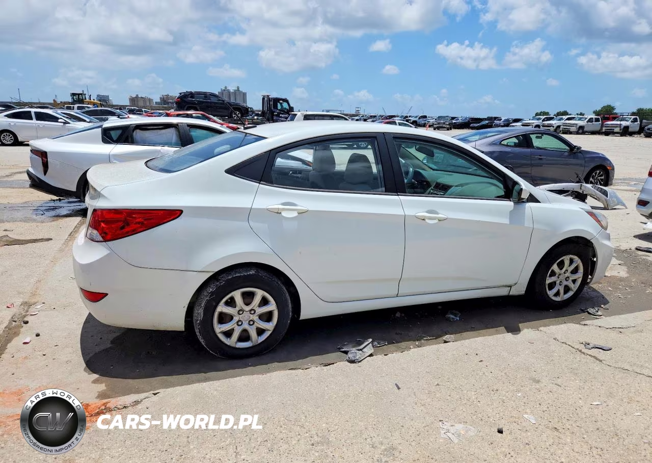 2013 Hyundai Accent Gls VIN:KMHCT4AE4DU305775 - 3