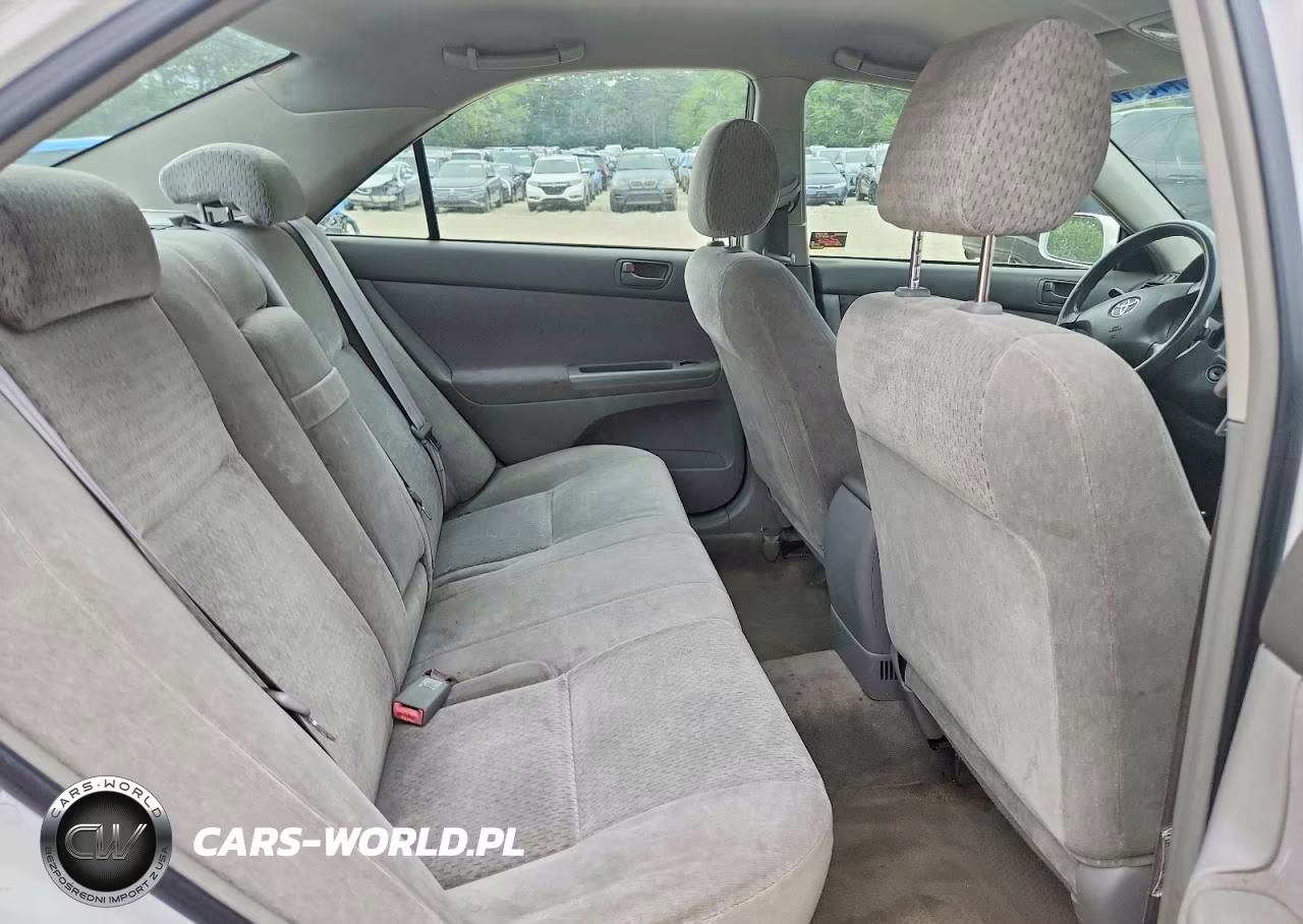 2002 Toyota Camry Le VIN:JTDBE32K320007733 - 10