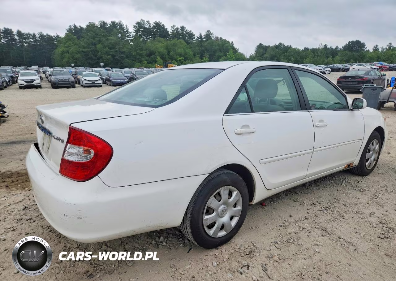 2002 Toyota Camry Le VIN:JTDBE32K320007733 - 3