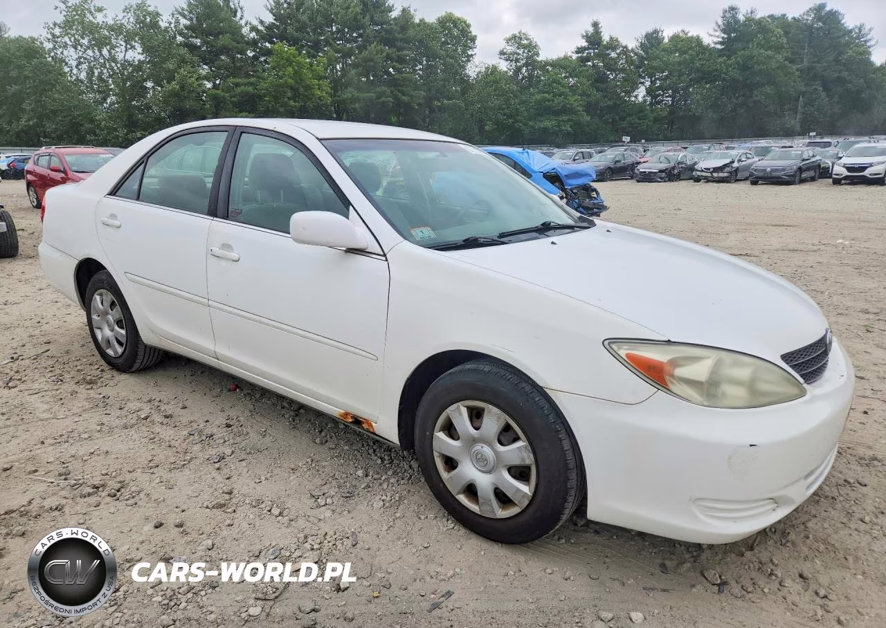 2002 Toyota Camry Le VIN:JTDBE32K320007733 - 4
