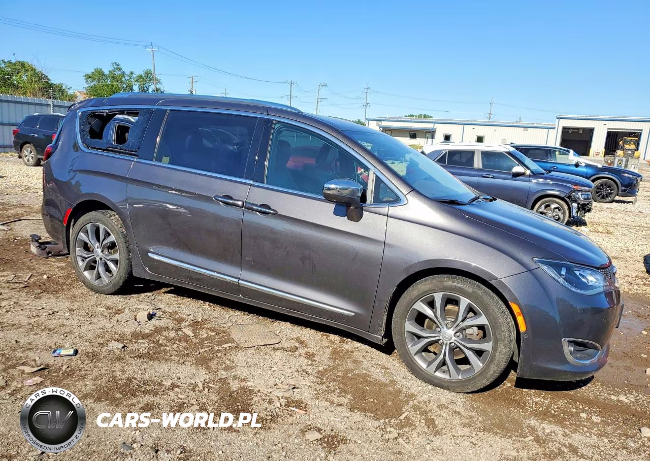2017 Chrysler Pacifica Limited VIN:2C4RC1GG4HR753605 - 4