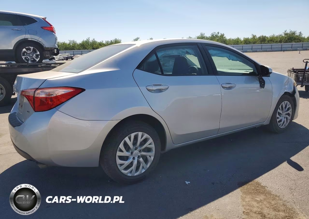 2018 Toyota Corolla Le VIN:5YFBURHE6JP826781 - 3