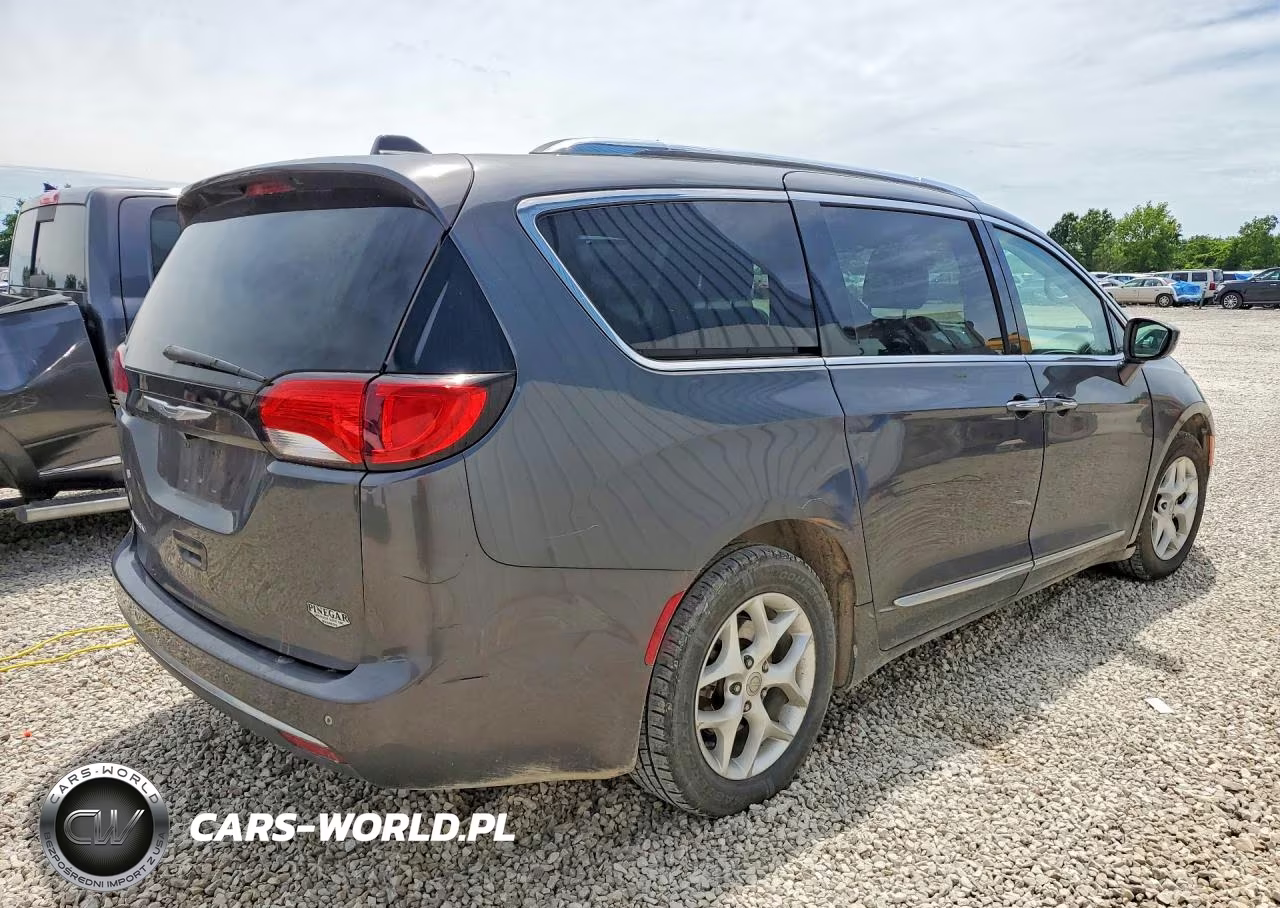 2017 Chrysler Pacifica Touring L Plus VIN:2C4RC1EG4HR850693 - 3