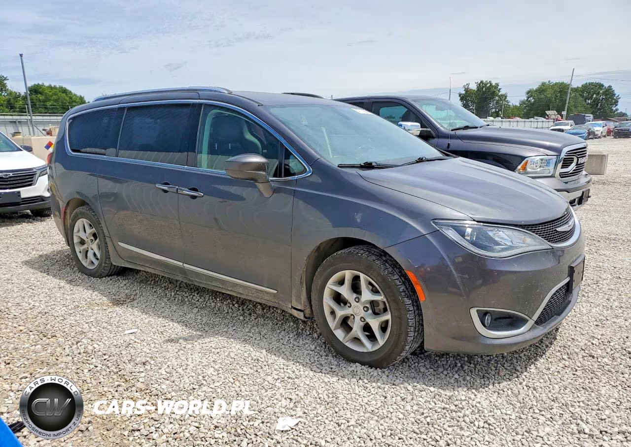 2017 Chrysler Pacifica Touring L Plus VIN:2C4RC1EG4HR850693 - 4
