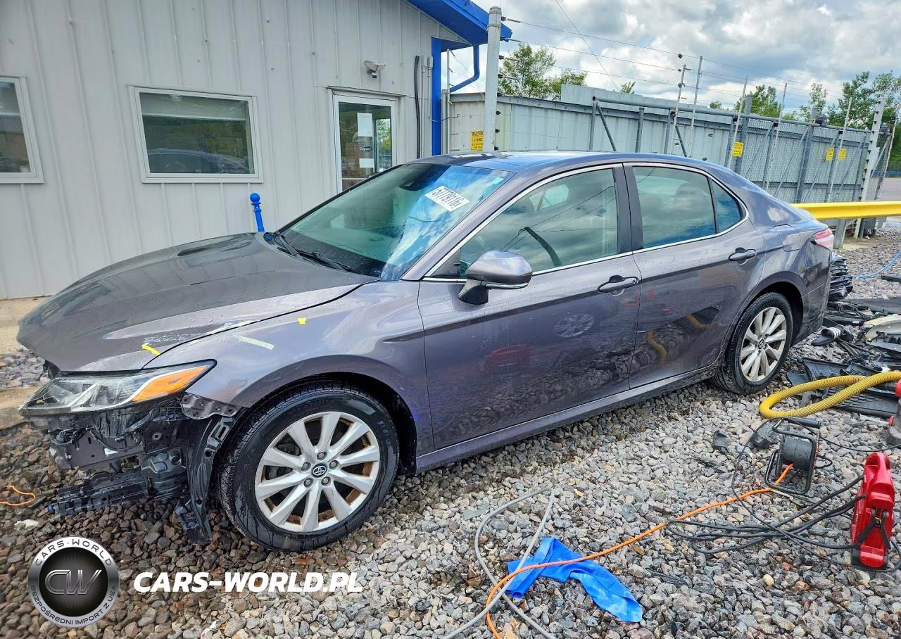 2020 Toyota Camry Le – zdjęcie 1 z 13