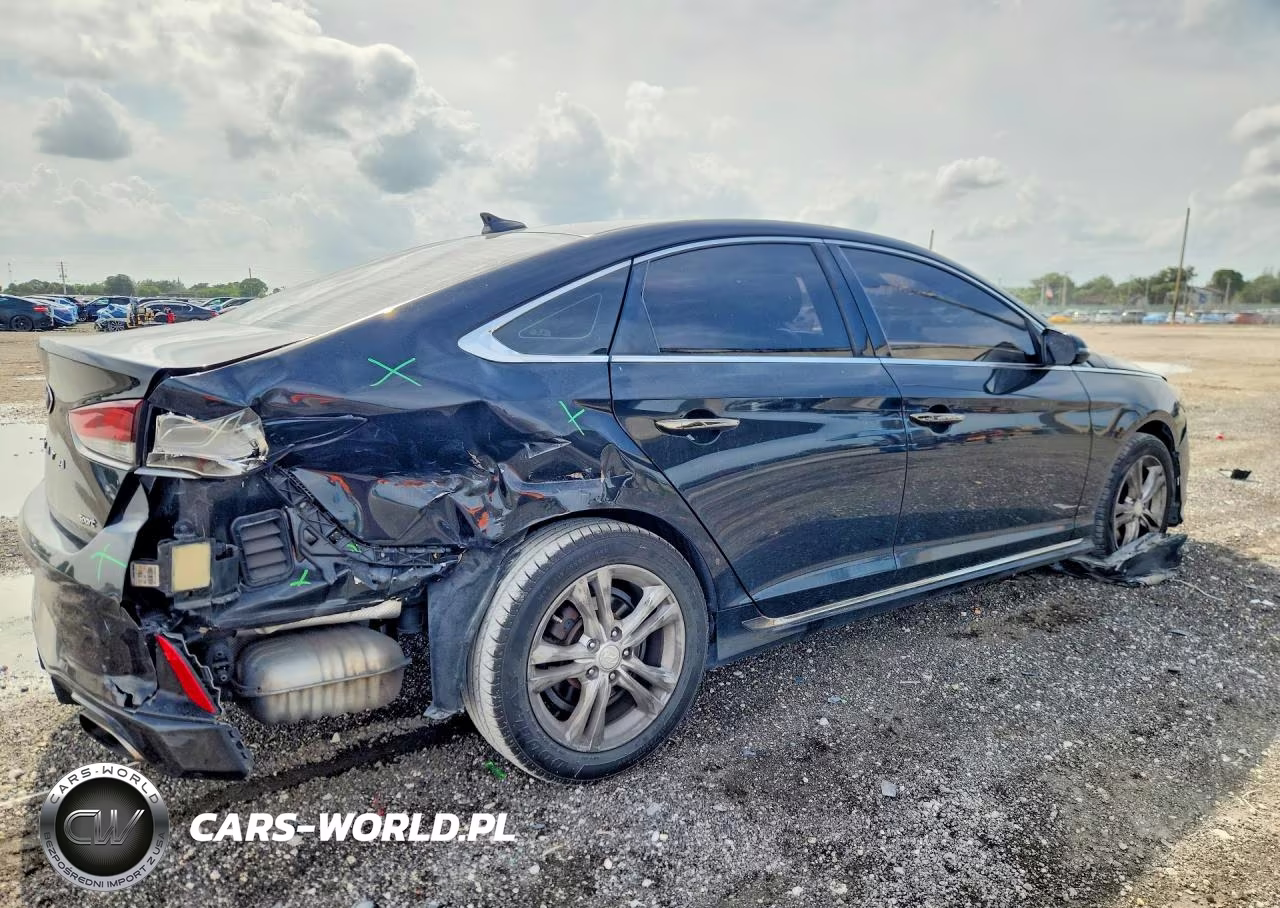 2018 Hyundai Sonata Sport+ VIN:5NPE34AF4JH701104 - 3