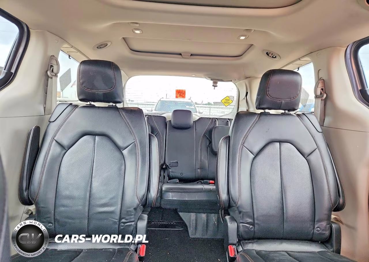 2018 Chrysler Pacifica Touring L Plus VIN:2C4RC1EG1JR271375 - 10