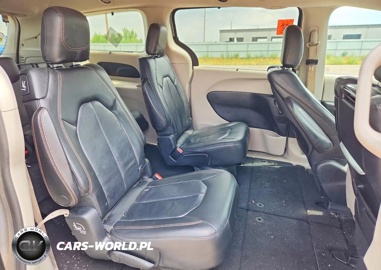 2018 Chrysler Pacifica Touring L Plus VIN:2C4RC1EG1JR271375 - 11