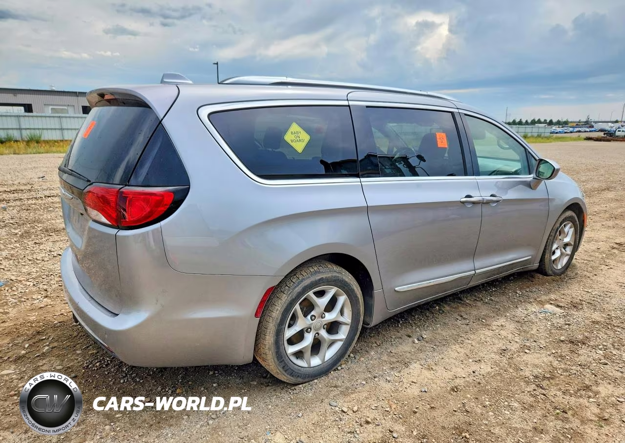 2018 Chrysler Pacifica Touring L Plus VIN:2C4RC1EG1JR271375 - 3