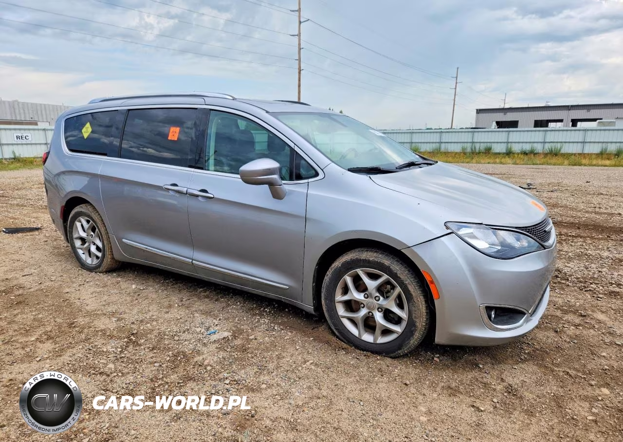 2018 Chrysler Pacifica Touring L Plus VIN:2C4RC1EG1JR271375 - 4