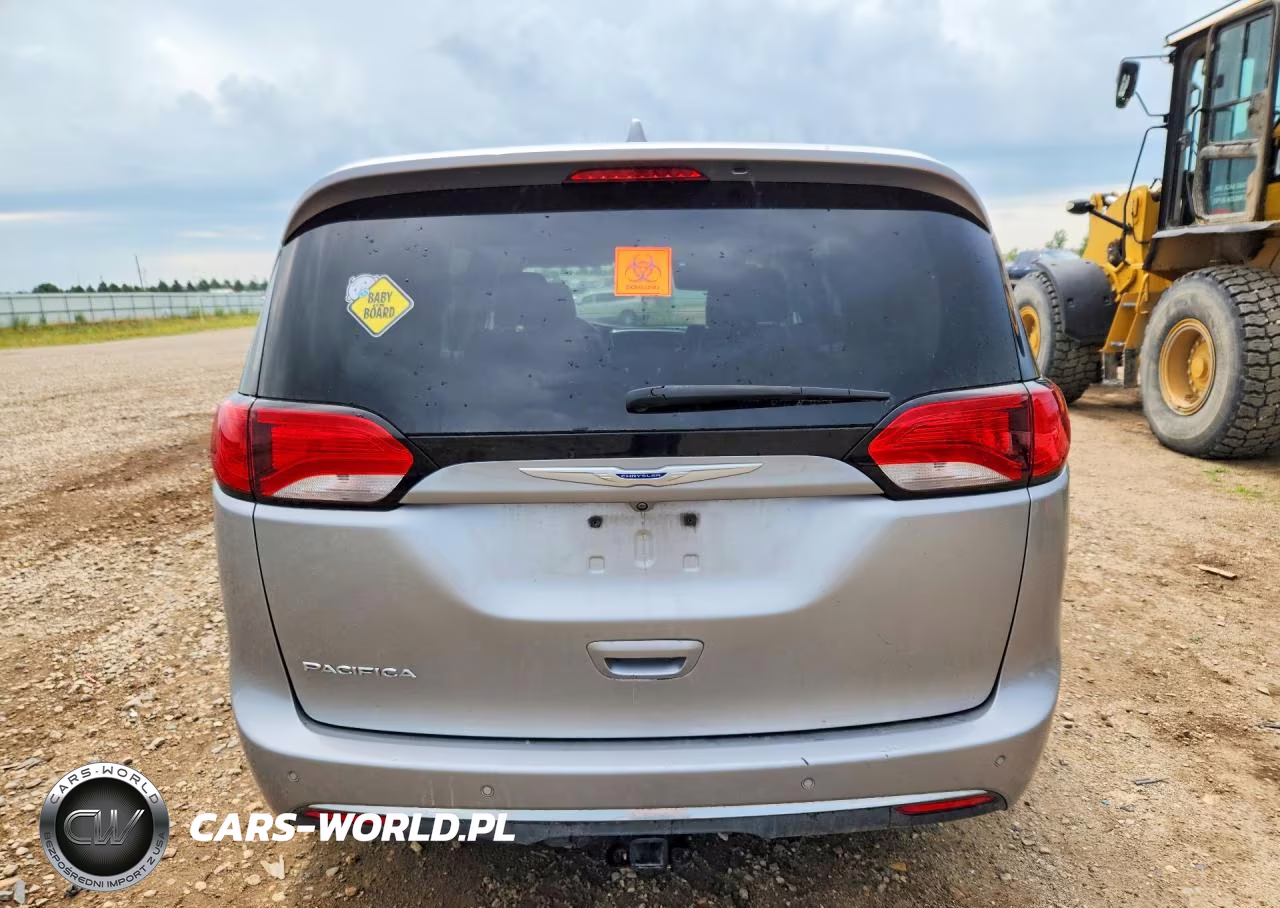2018 Chrysler Pacifica Touring L Plus VIN:2C4RC1EG1JR271375 - 6