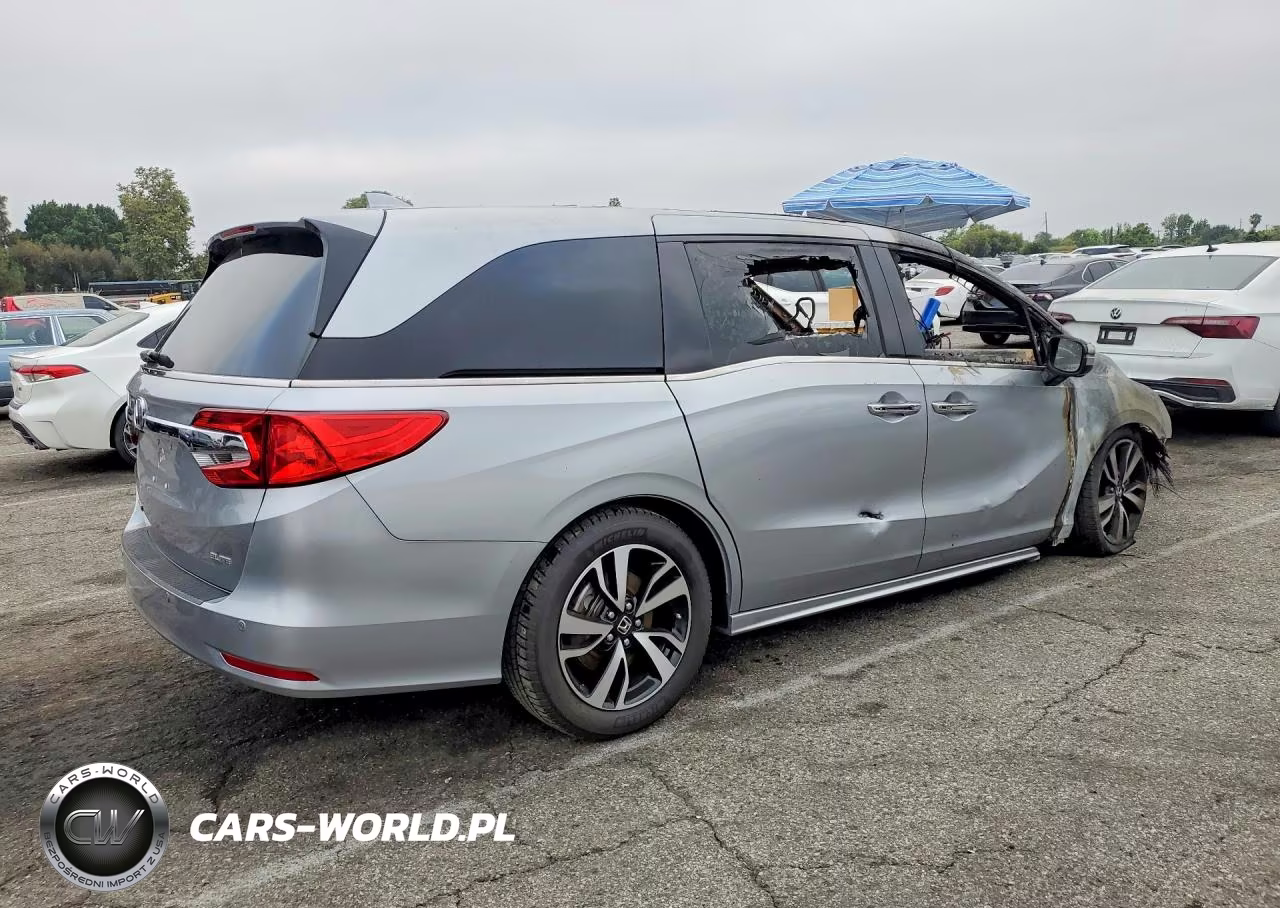 2018 Honda Odyssey Elite VIN:5FNRL6H98JB010430 - 3