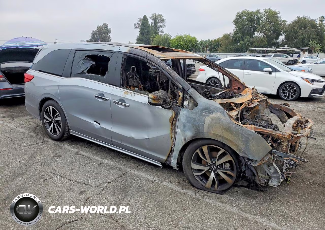 2018 Honda Odyssey Elite VIN:5FNRL6H98JB010430 - 4