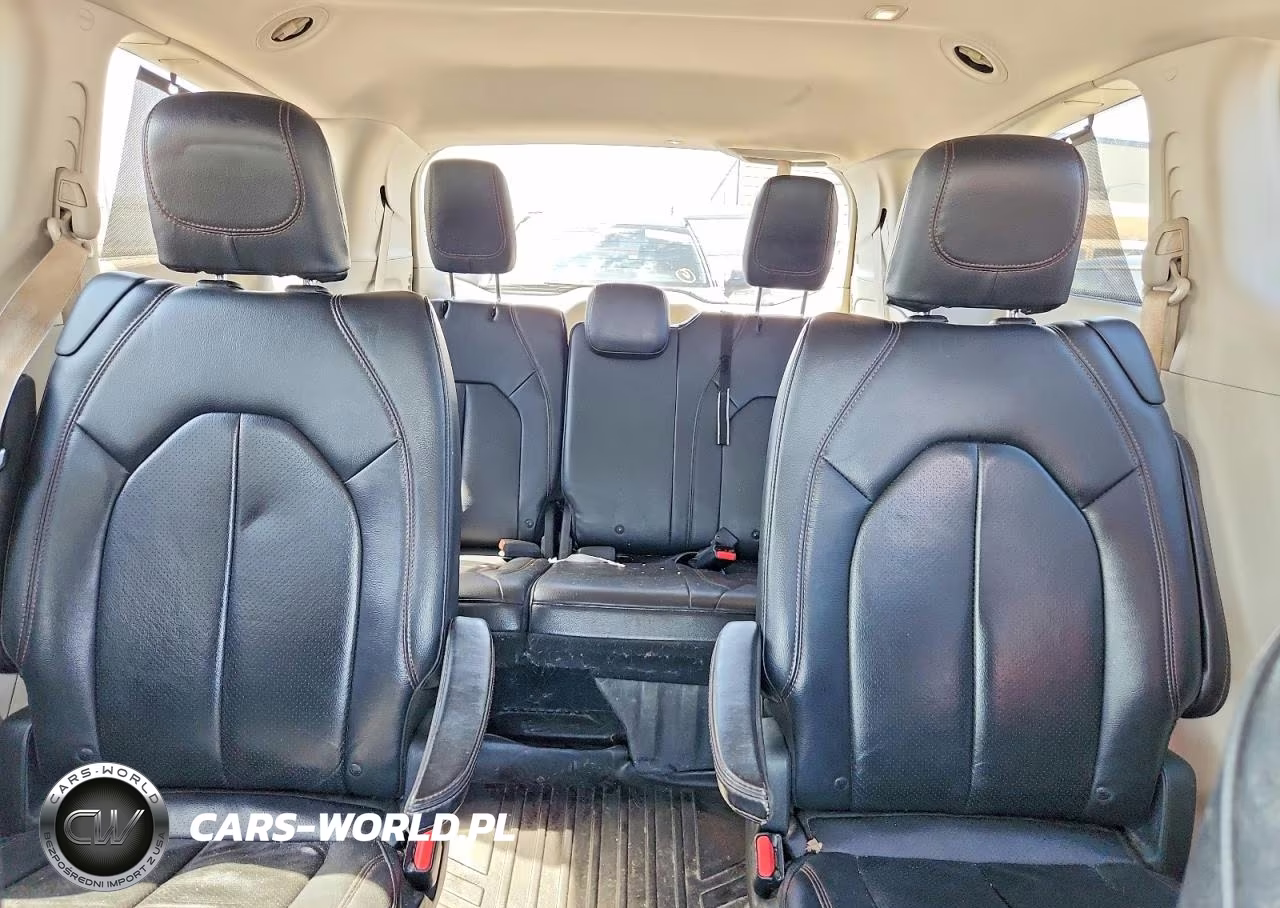2018 Chrysler Pacifica Touring L VIN:2C4RC1BG2JR120064 - 10