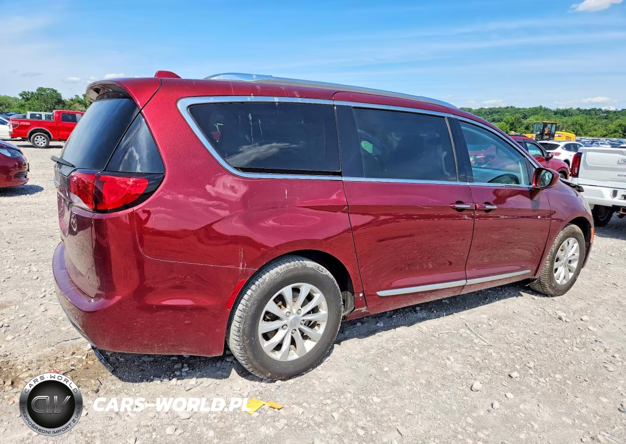 2018 Chrysler Pacifica Touring L VIN:2C4RC1BG2JR120064 - 3