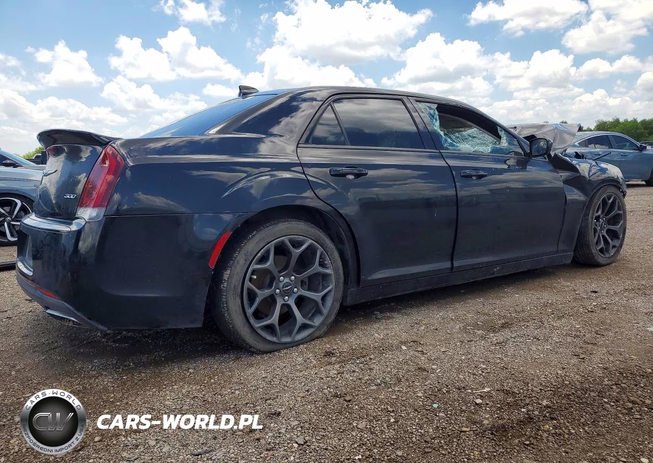 2018 Chrysler 300 Touring VIN:2C3CCAAG4JH231555 - 3